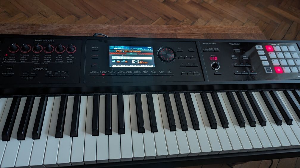 Vând Roland FA-08