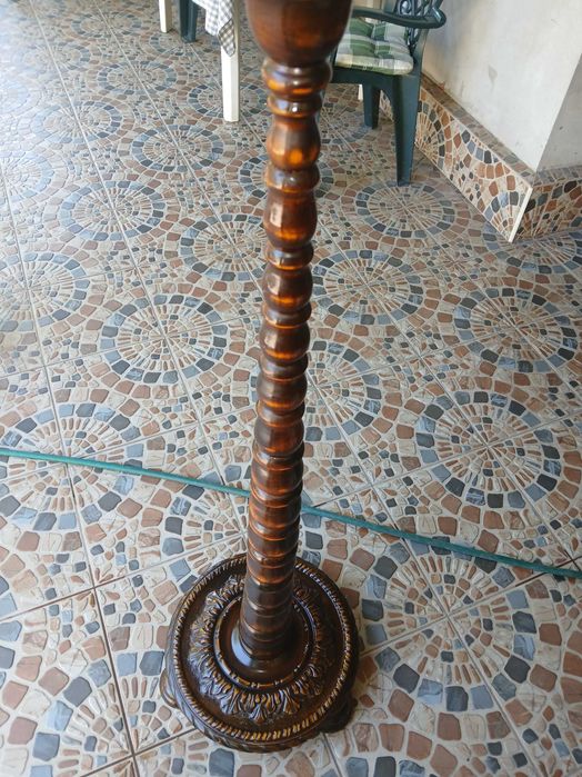 Lampadar de lemn scluptat din lemn