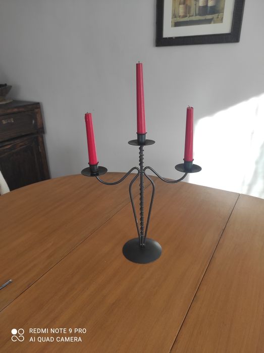 Черен метален свещник
