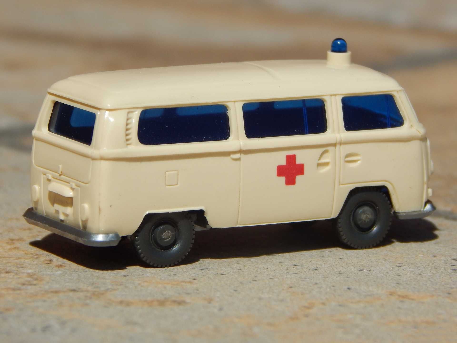 Macheta ambulanta Volkswagen Transporter T2 1:87 Wiking Germania