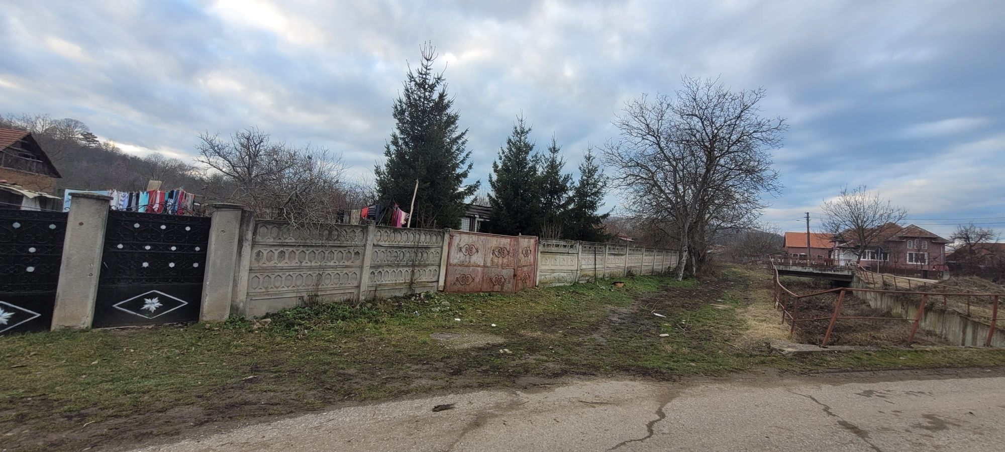 teren intravilan, cu livada si constructie imprejmuit,asfalt,utilitati