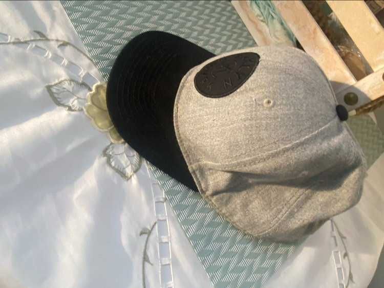 Елегантна шапка в сиво