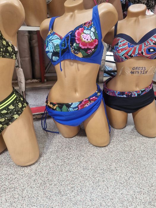 Vând costume de baie