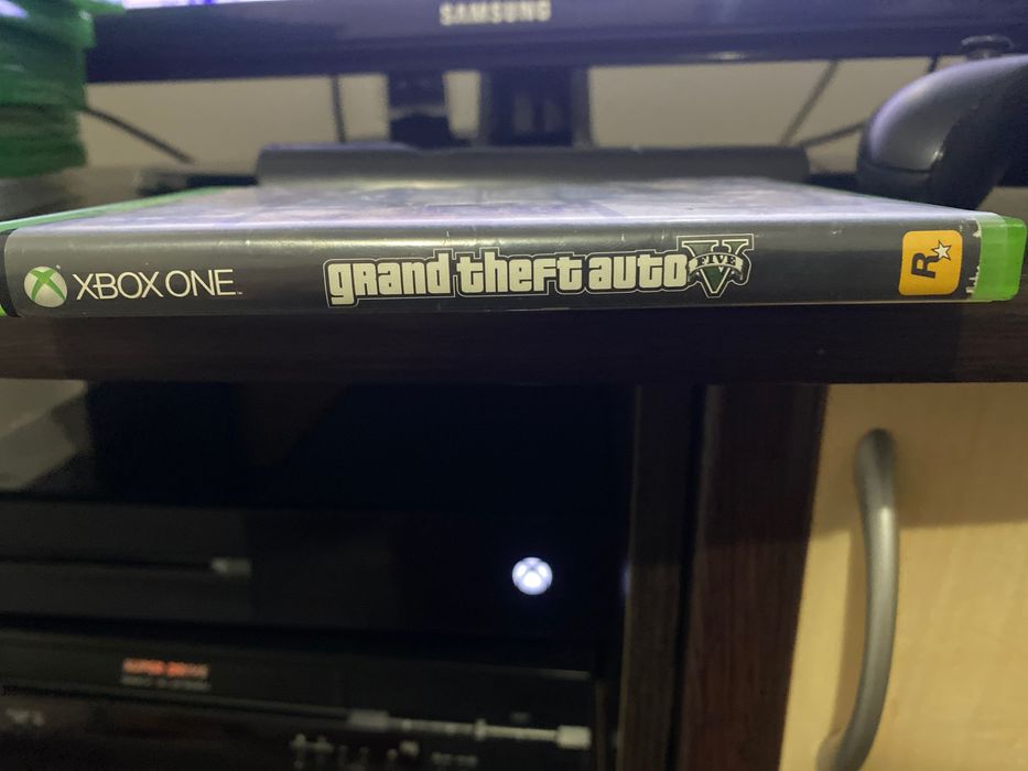 Vând gta5 în stare bună xbox one