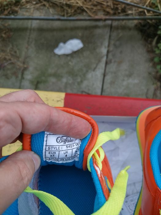 37. Nou. Bafallo London. Adidas damă