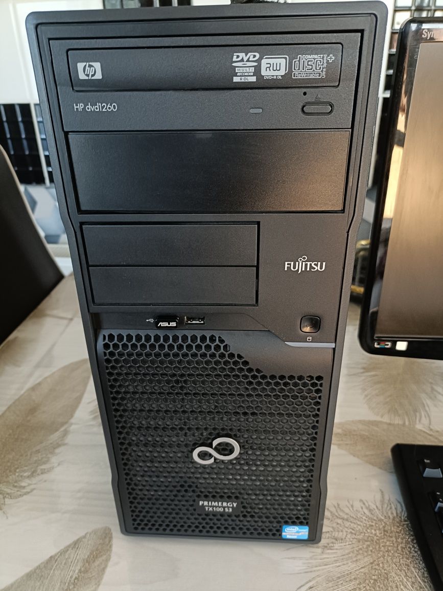 Vând unitate PC Fujitsu