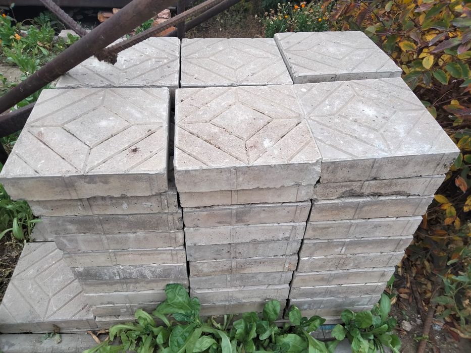 Продам плитку 80 шт.