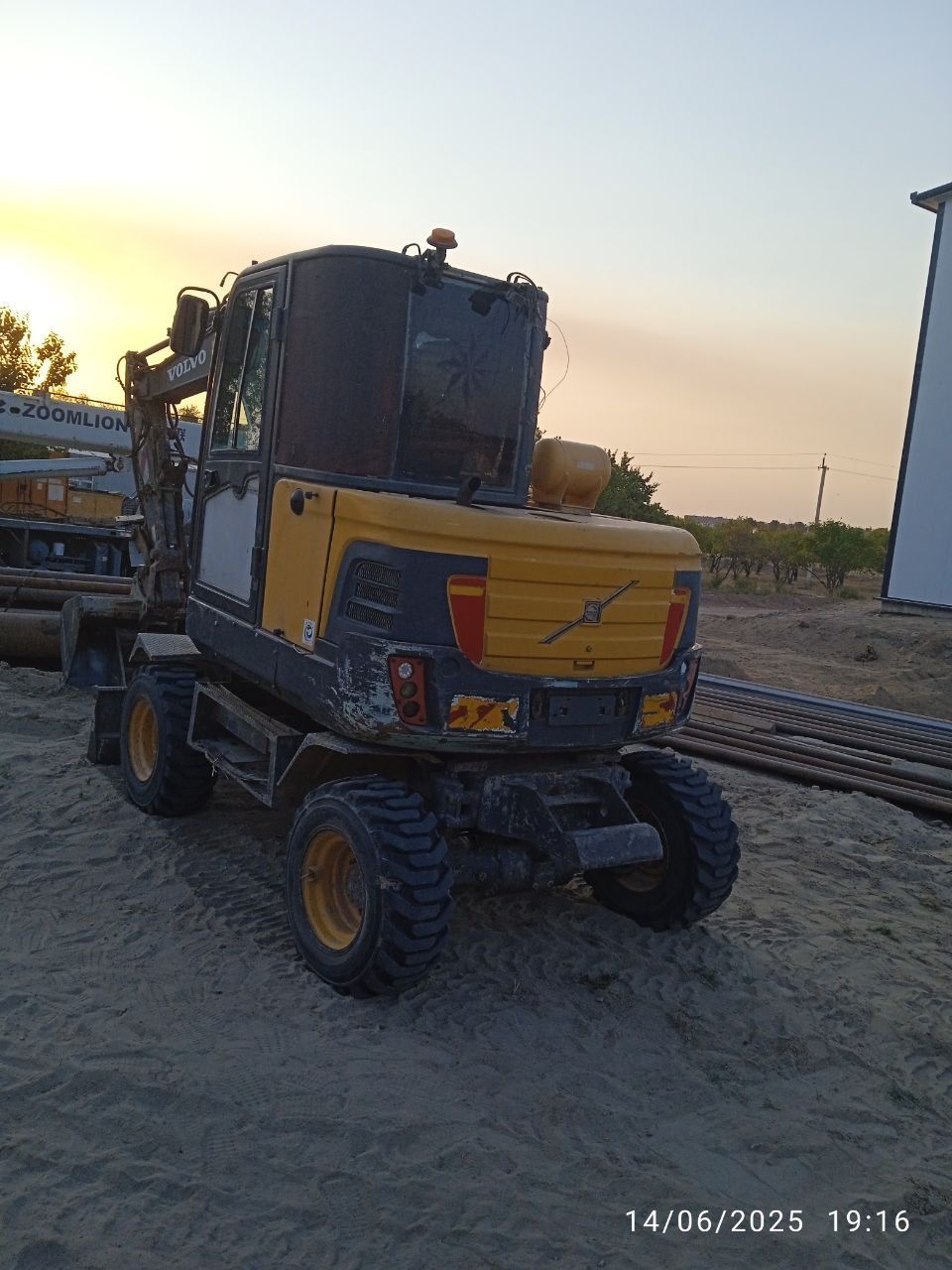 Volvo 60 ekskavator srochni sotiladi.