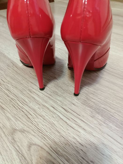 De vanzare pantofi și sandale piele naturala lacuita