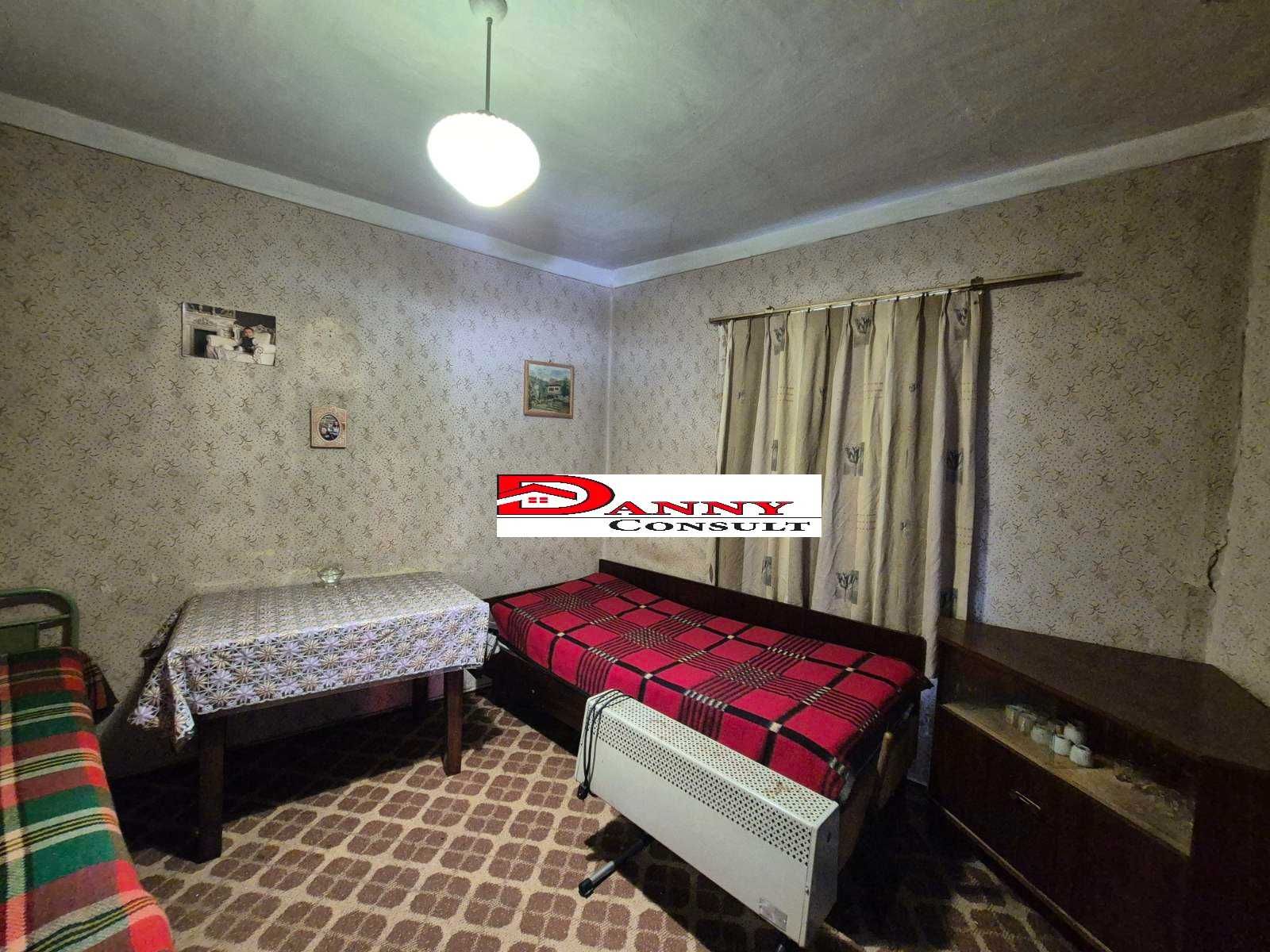 Две къщи в един двор, в центъра на гр. Плачковци