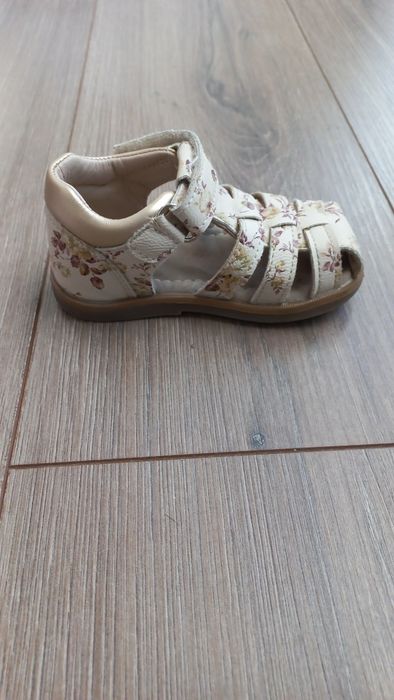 Vând sandale marimea 21