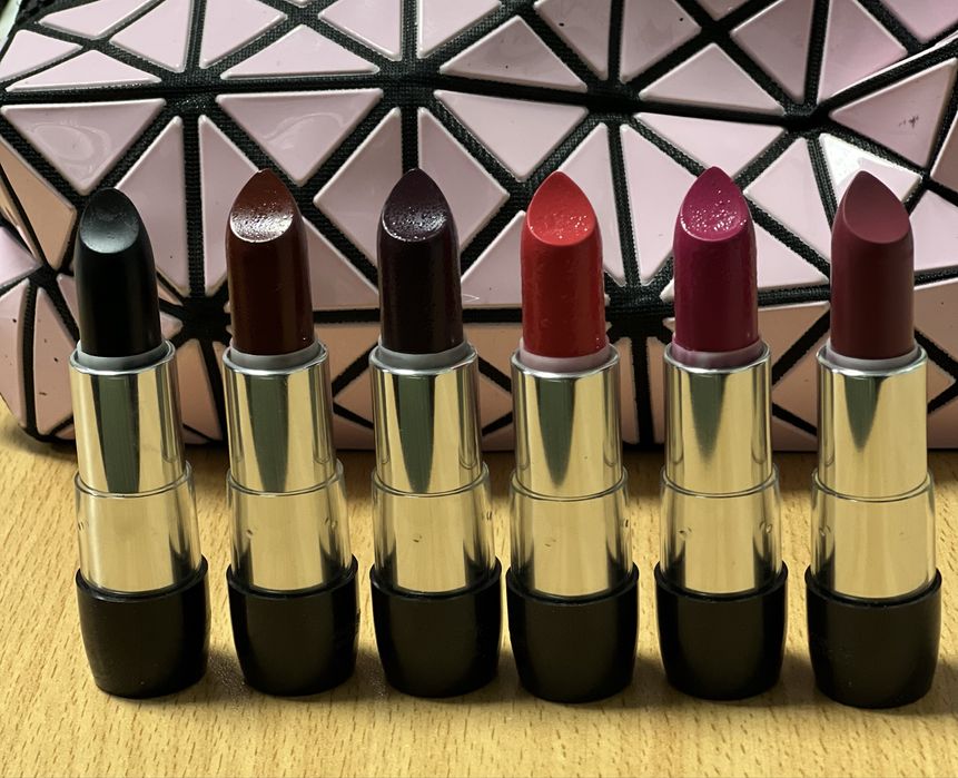 Продам помаду  The One