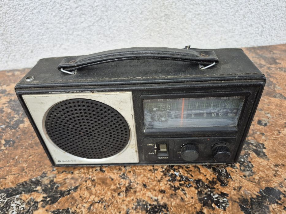 Vând Radio portabil marca Sanyo model cu miner functional