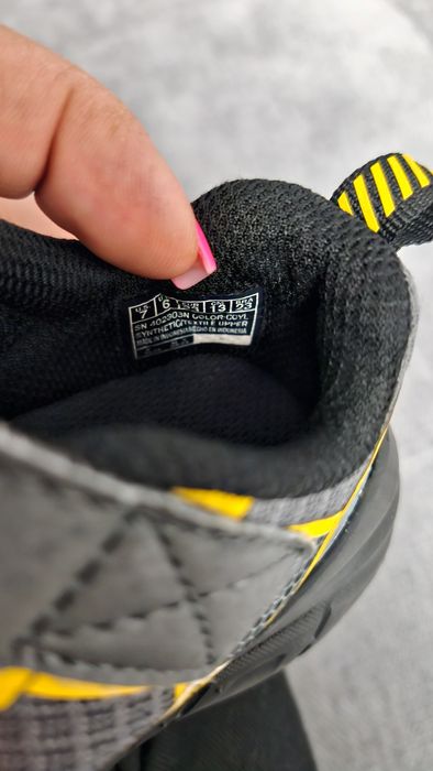 Adidasi Skechers 
Purtati 1 sezon.
Urme de uzura moderata, d