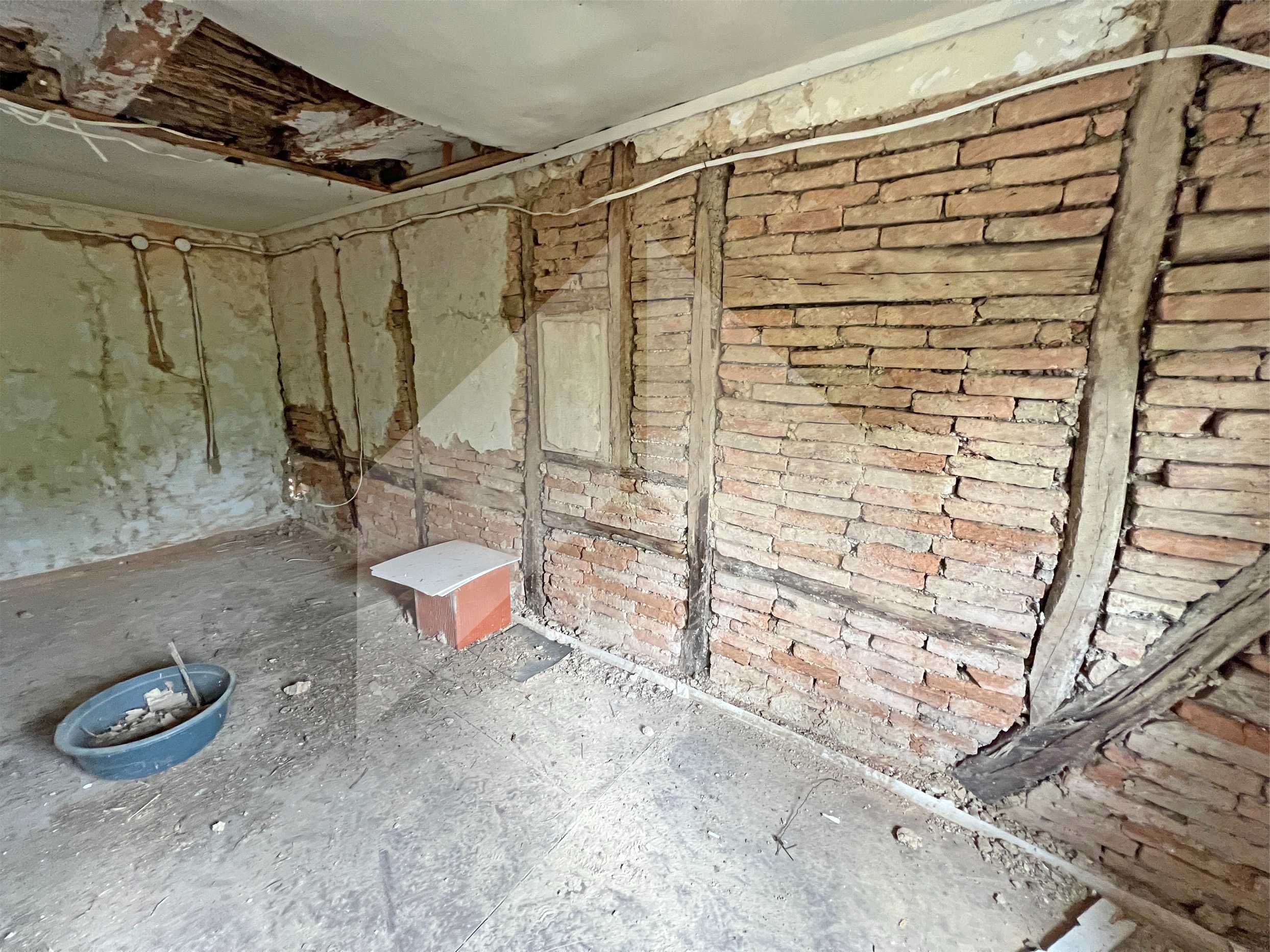 Продава имот 2 ДКА с две къщи в с. Писарево, общ. Н. пазар, обл. Шумен