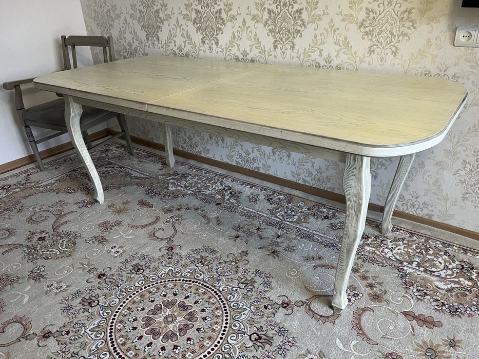 Продам стол для гостиной