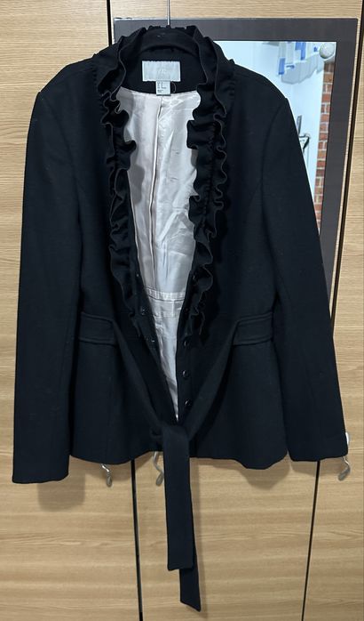 Paltonas scurt din stofa cu volane,negru