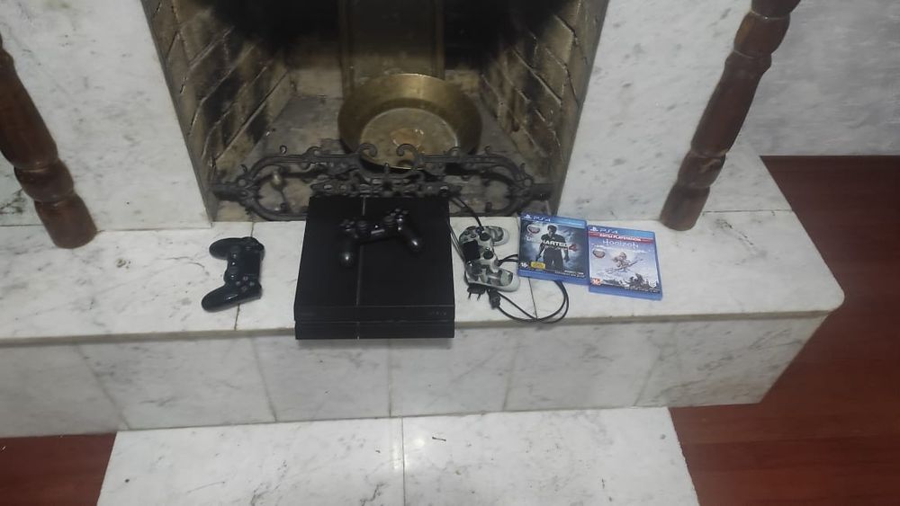 Playstation 4 с играми и 3 джостиками