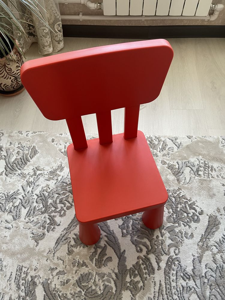 Детский стол и стульчик от фирмы ikea
