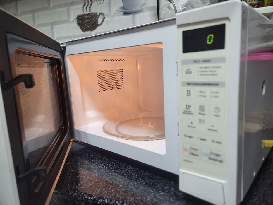 В новом состояние корейская микроволновка LG 23л без дефектов