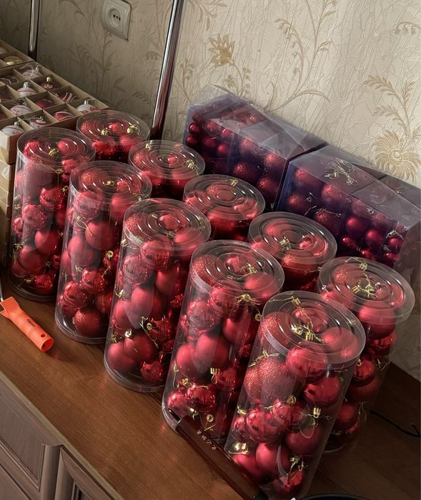 Шарики на елку , красного цвета