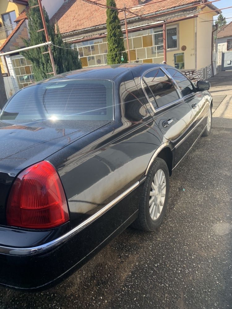 Lincoln 2004 V8 sedan
