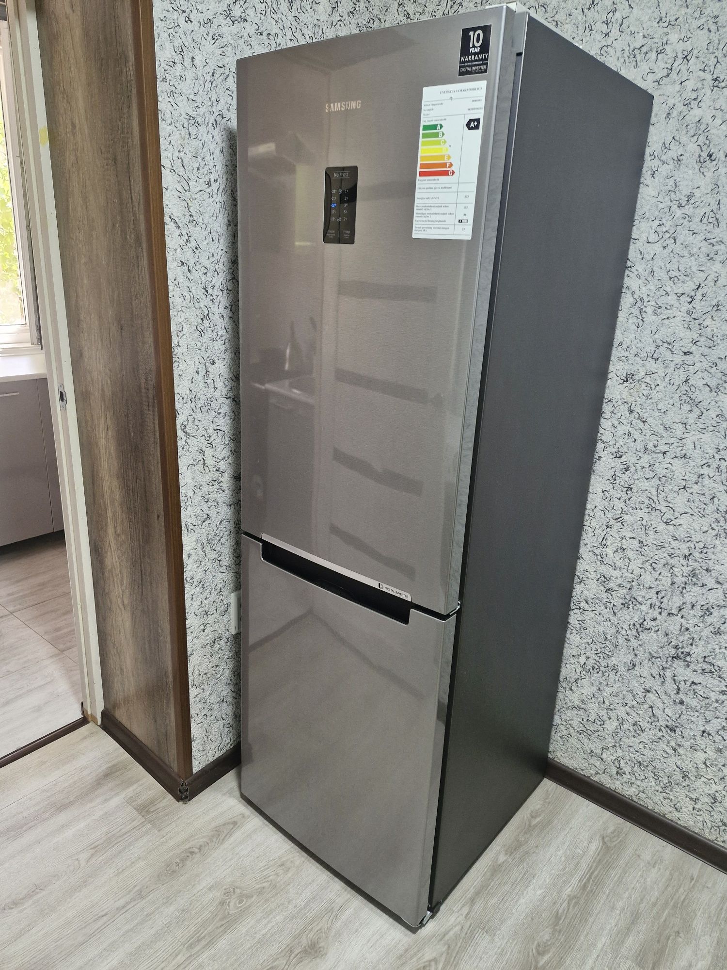 Холодильник с нижней морозильной камерой SAMSUNG RB29FSRND 290л