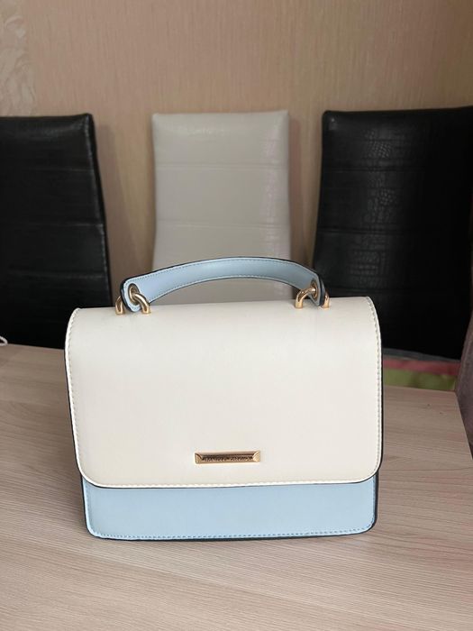 Продаю сумочку бело-голубого цвета