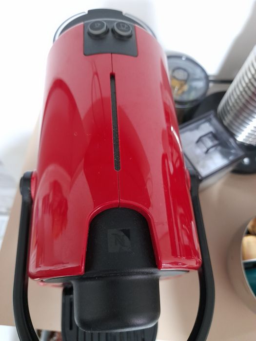 Espressor Nespresso Inissia rosu, stare excelenta