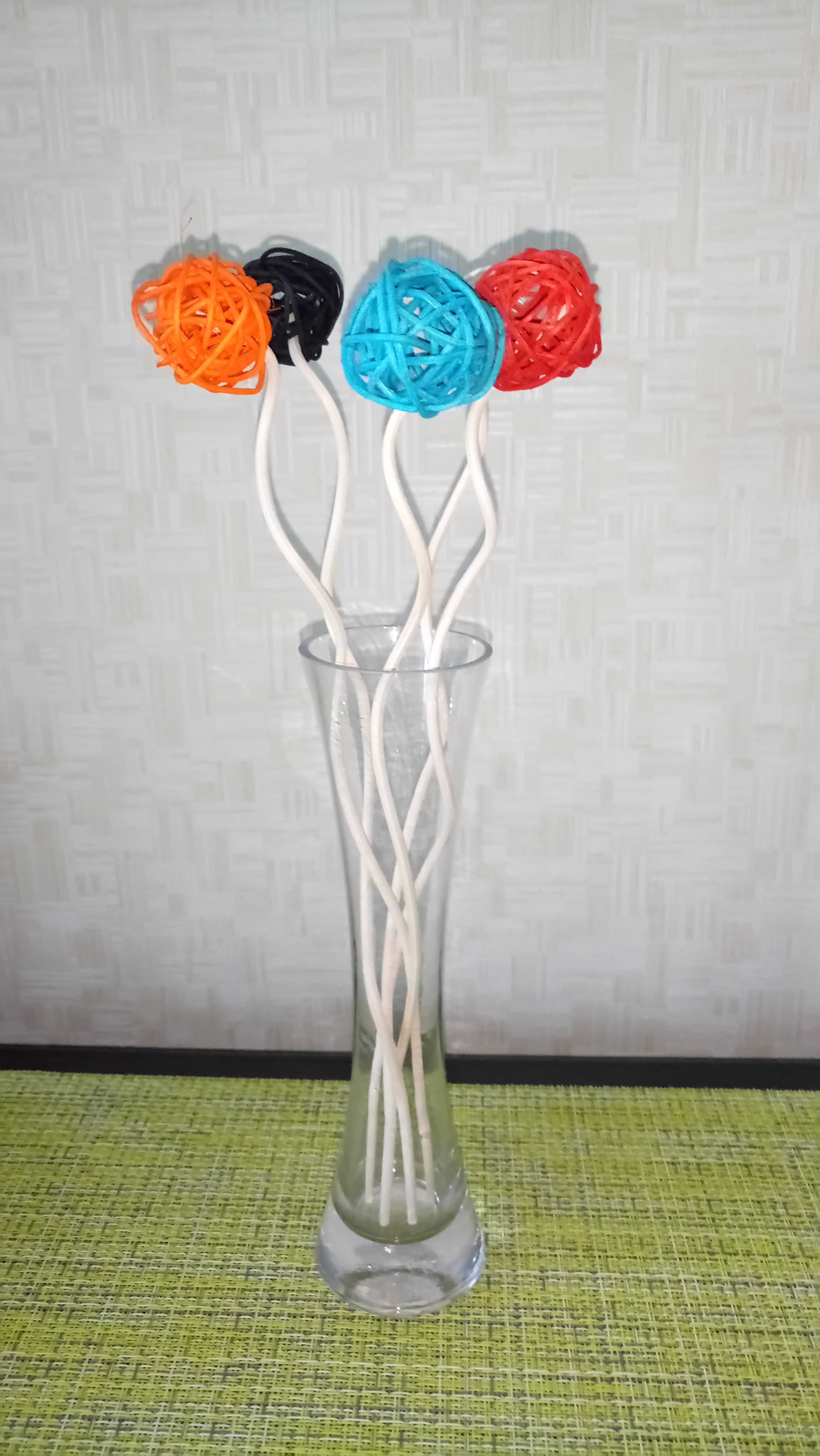 Декорация бамбуковые волнистые палочки с ротанговыми цветными шариками