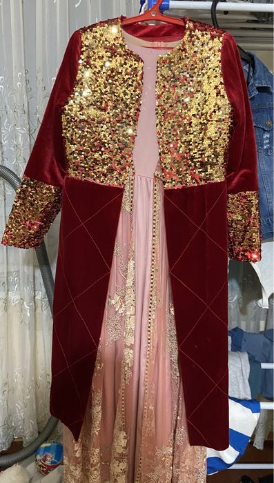 Набор қызыл бешпент, көйлегімен продам