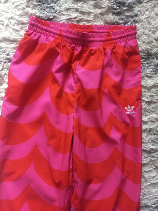 Спортно долнище на adidas ( оригинално)