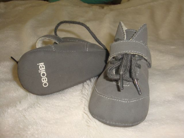 ботички за бебче и 2 комплекта шапка и шал