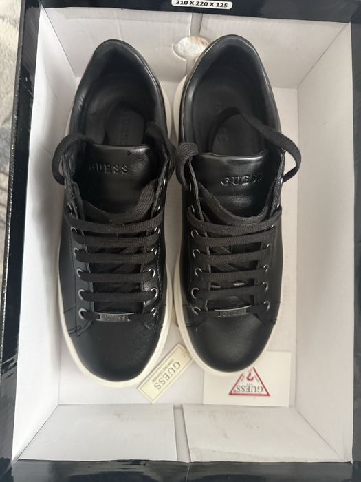 Сникърси на марката Guess