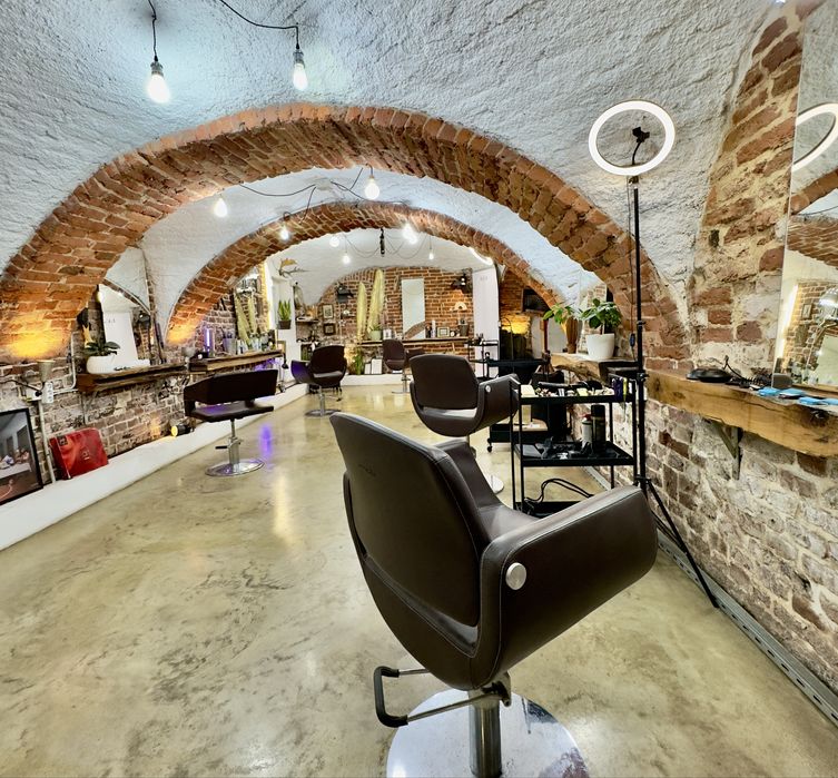 Chirie post de lucru/scaun pentru coafor/frizerie! Zonă centrală!