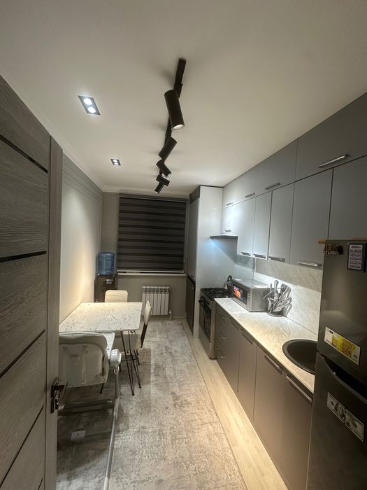 Продается трехкомнатная квартира с новым ремонтом,кирпичный дом