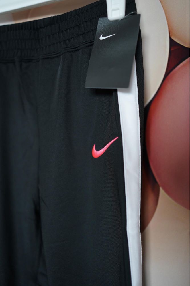 Детски долнища Nike  нови !! Размери: 5/6 и 6/7 год.