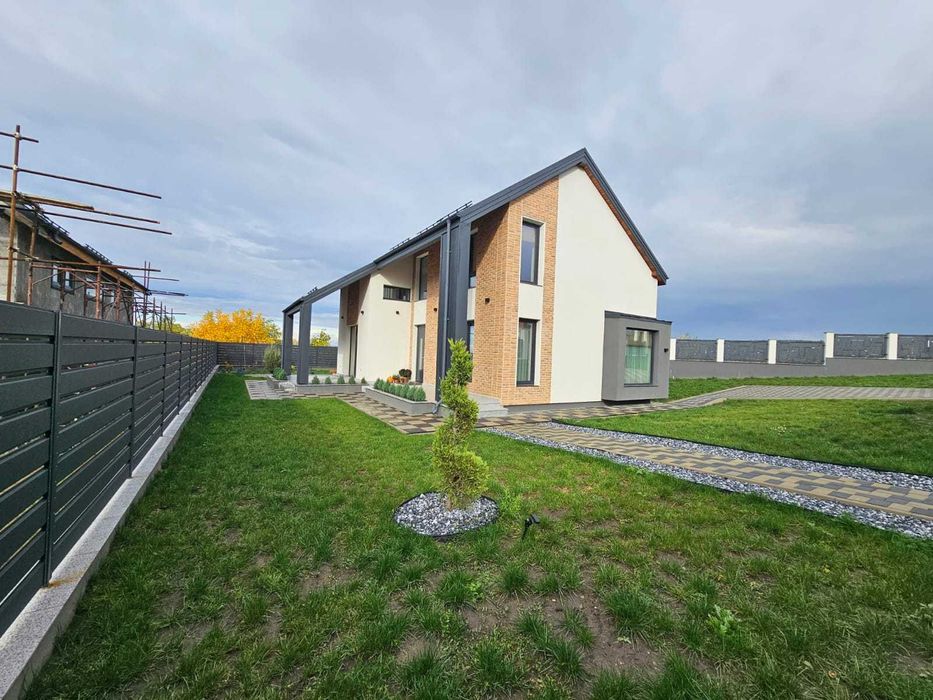 Vila superba Bucium-Visan, cartier privat, 3 bai, teren 700 mp