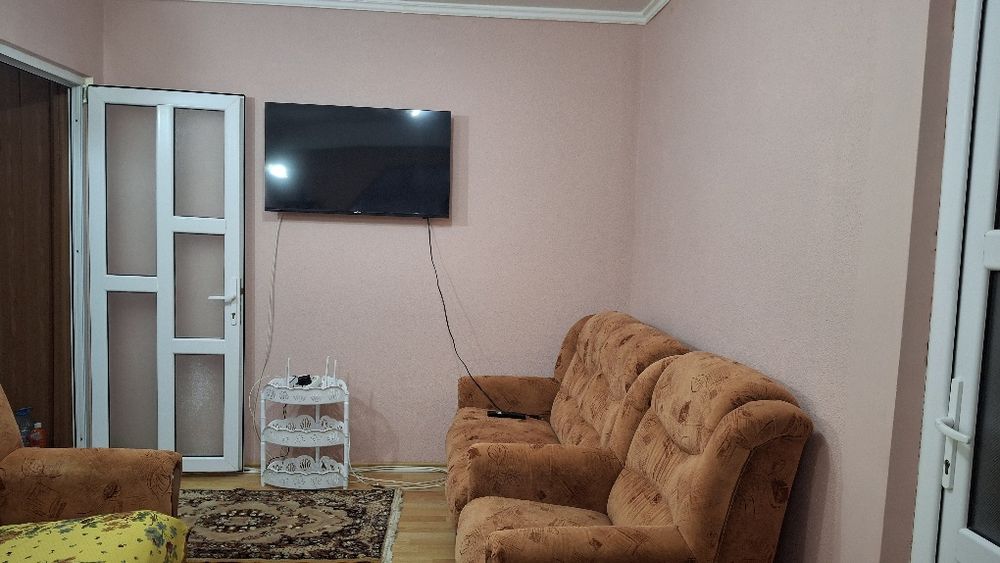 Închiriez apartament cu 2 camere !