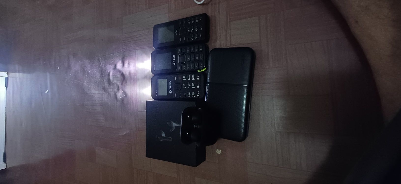 3 ta telfon 1 akmulator 1 quloqchin