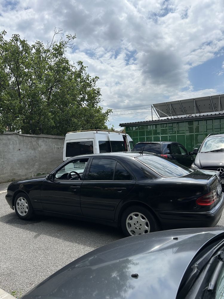 Vând Mercedes-Benz E 200 CDI