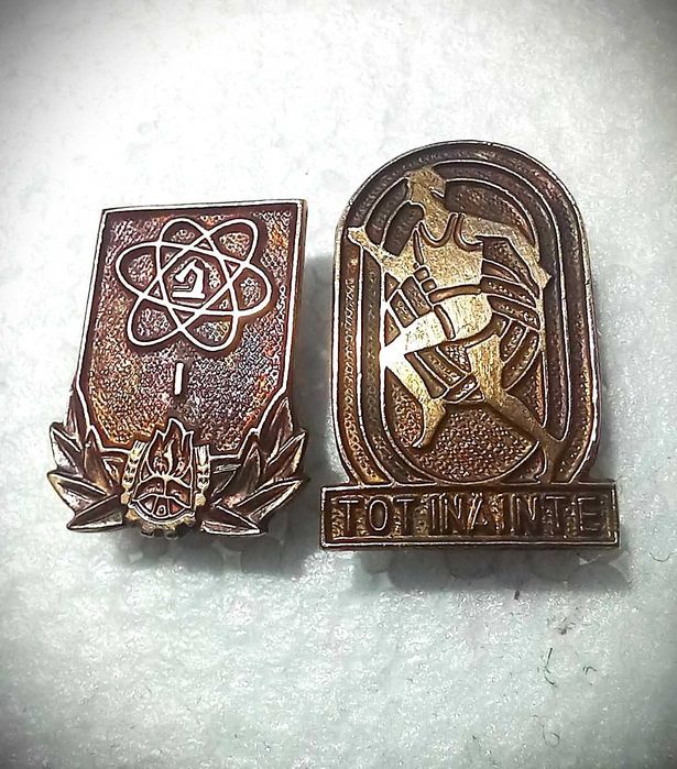 2 insigne pionieri, lipsă emailuri