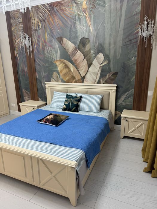 Кровать в матрасом и тумбы