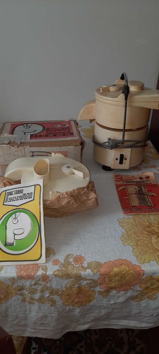 Продам электросоковыжималку-шинковку б/у с новой приставкой