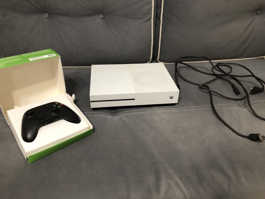 Consola xbox one in stare foarte buna intretinut bine, maneta pret bun