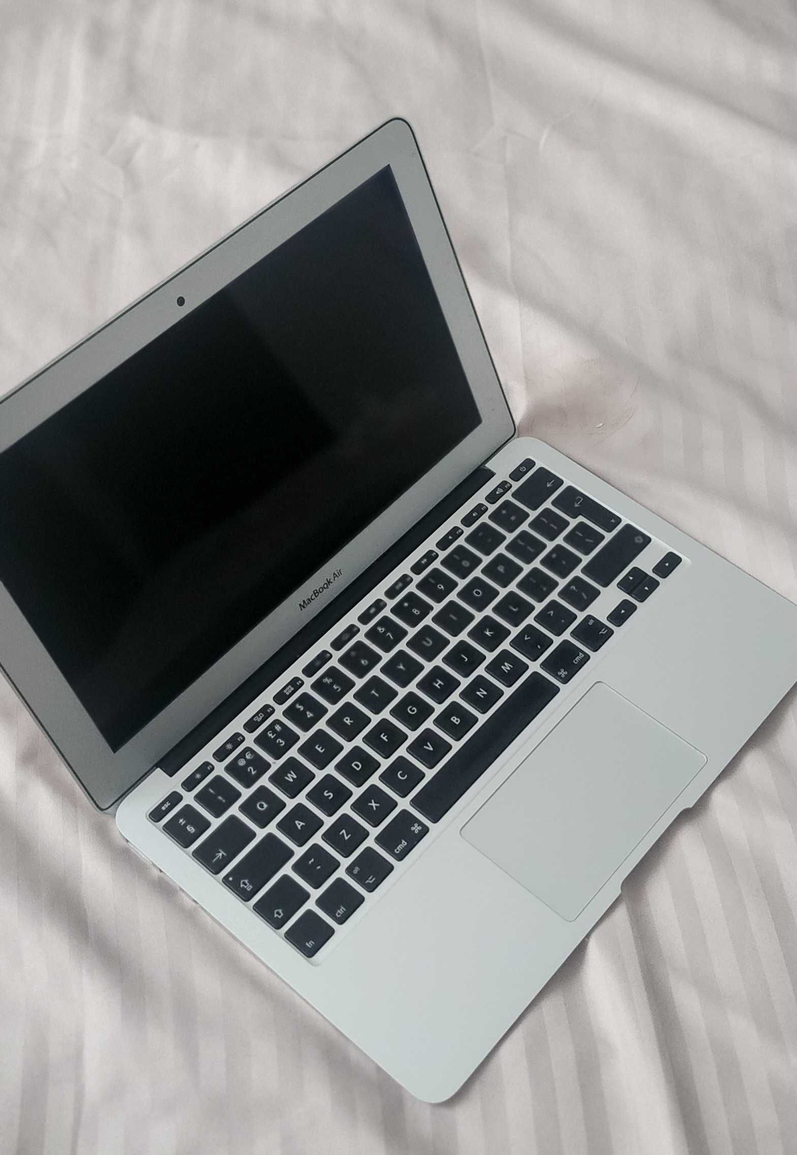 VAND MACBOOK AIR 11 cu procesor Intel Dual Core