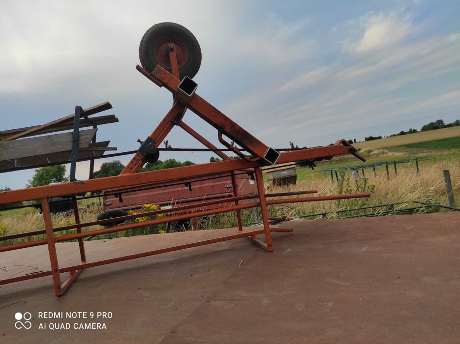 Banda încărcat baloți in remorca