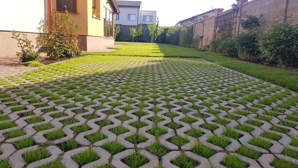 Montam pavaje, toaletam arbori, amenajam spatii verzi