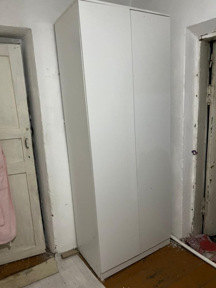Продам кровать,шкаф,парта два полных набора