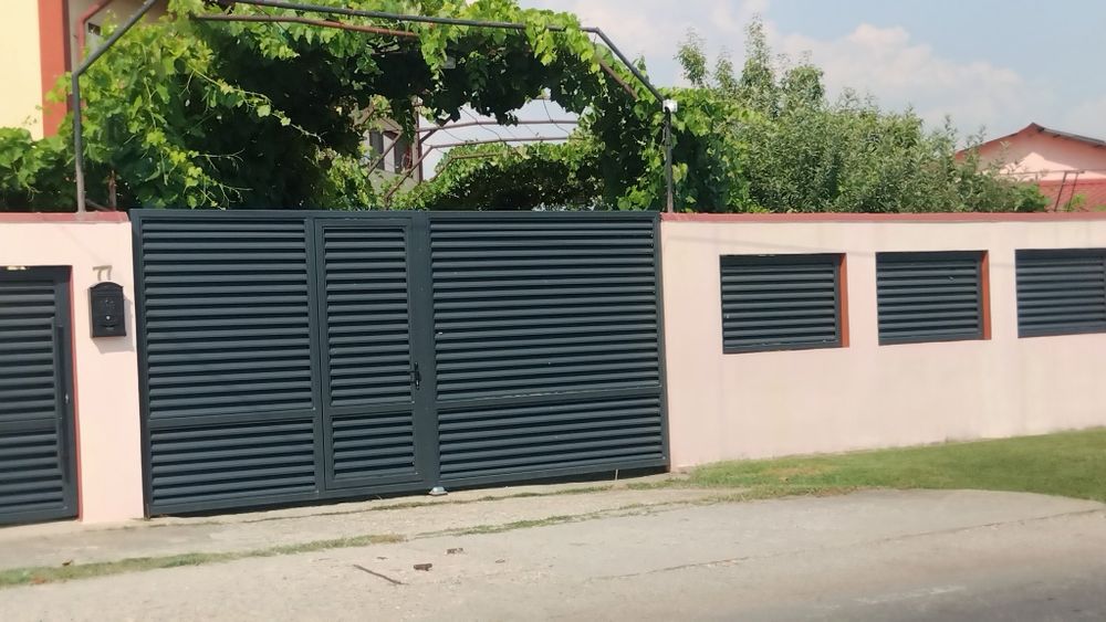 Vand garduri și porți la comanda clientului
